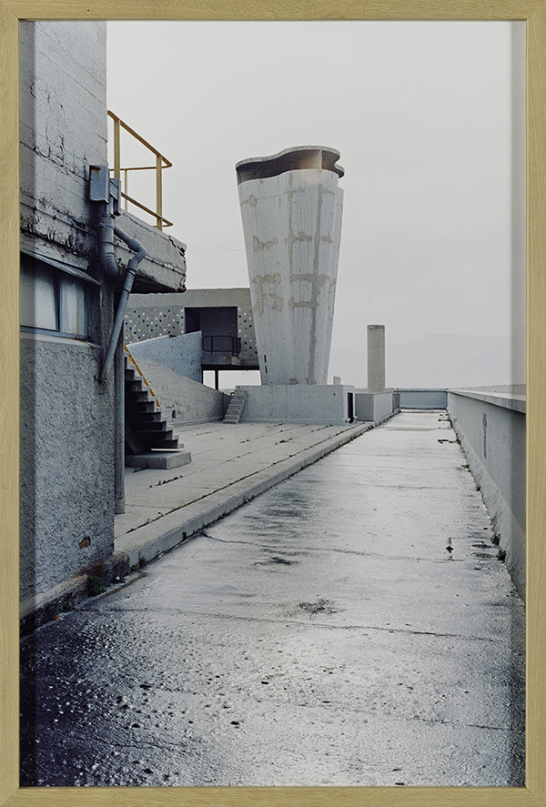 Günther Förg, Cité Radieuse, 1986 - Color photograph - 180 × 120 cm, 71 x 47 in / © 2024 Estate of Günther Förg, Suisse / VG Bild-Kunst, Bonn - Courtesy of Almine Rech and Fondation Le Corbusier © FLC / ADAGP